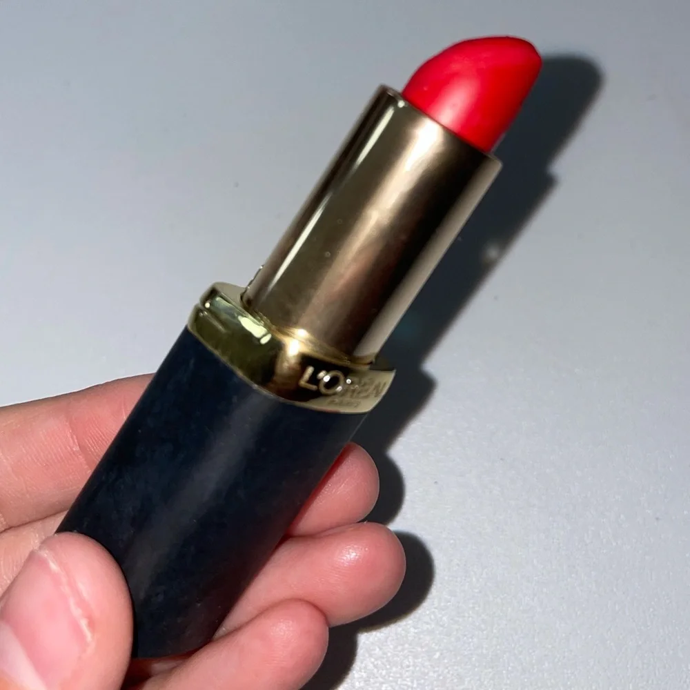 Loreal, 402 DEVIL’S MATTE-VOCATE RED, 0.13 oz